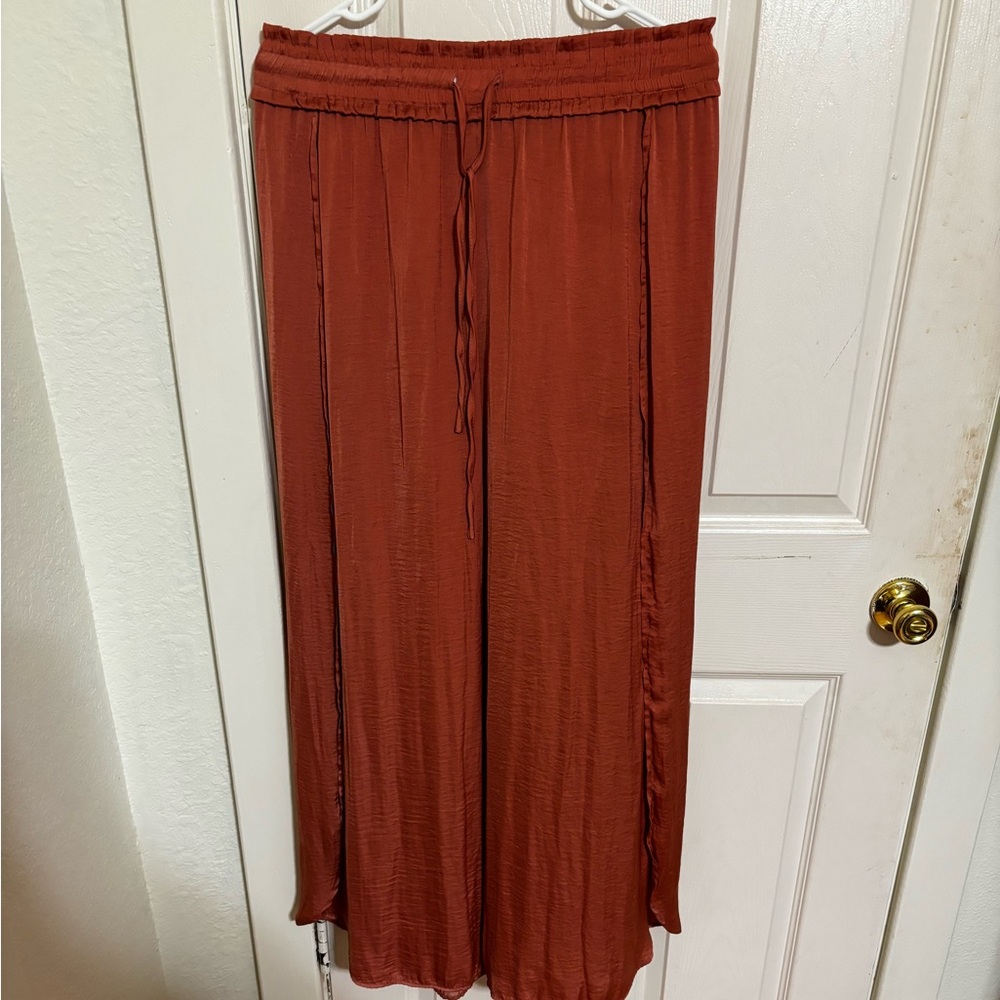 Silky pants with very high slits on both sides